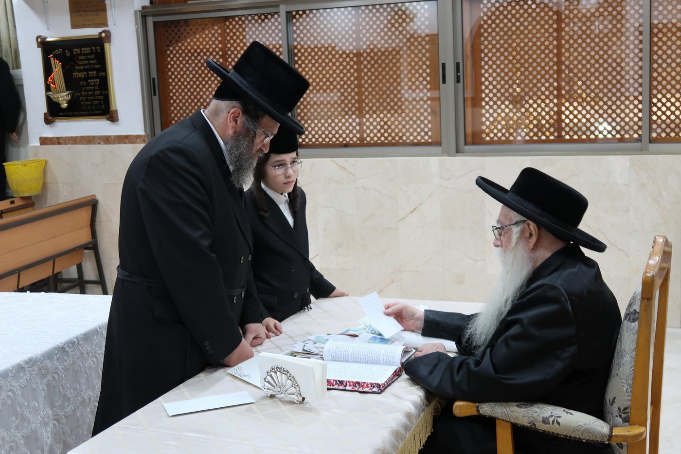 האדמו"ר מצאנז בקבלת קהל לקראת ימי הרחמים והסליחות
