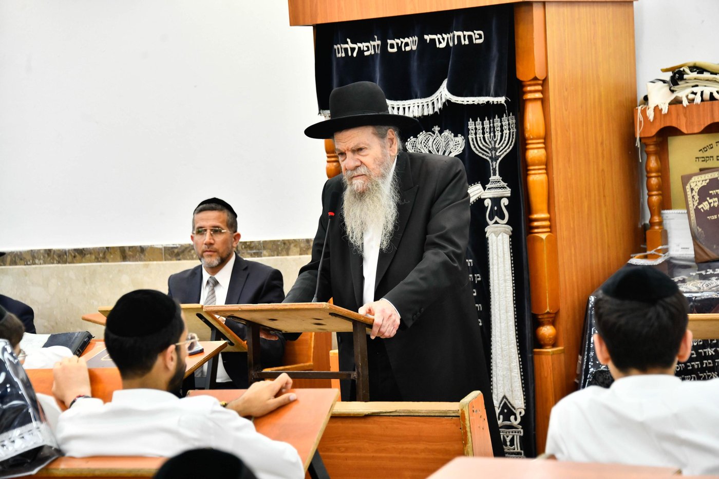 הגרמ"ש אדלשטיין בשיחה בשיח יצחק