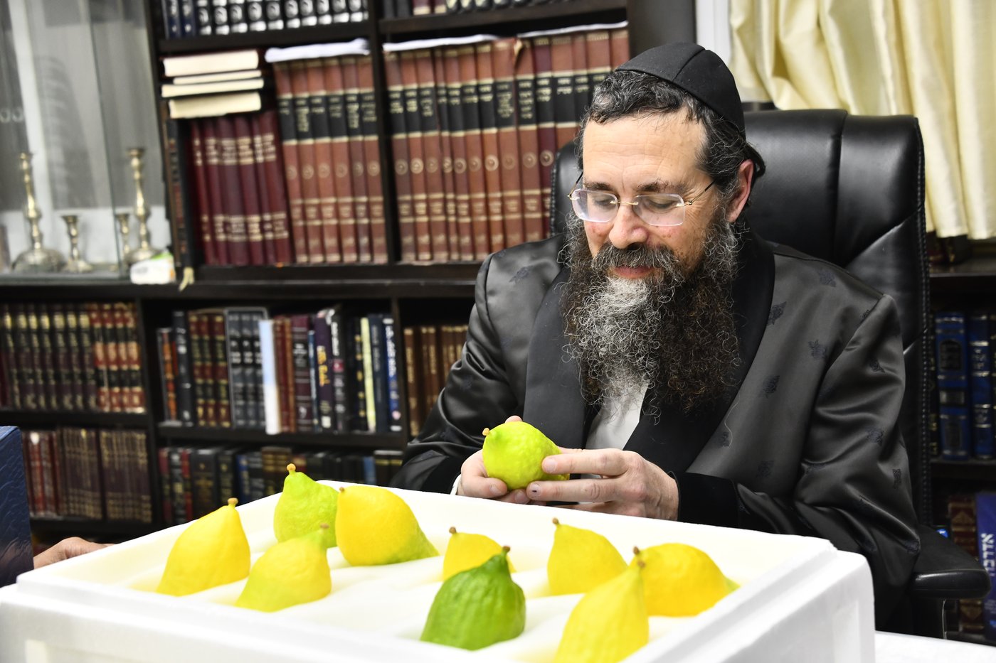 הגאון רבי אליעזר יהודה פינקל בבדיקת אתרוג