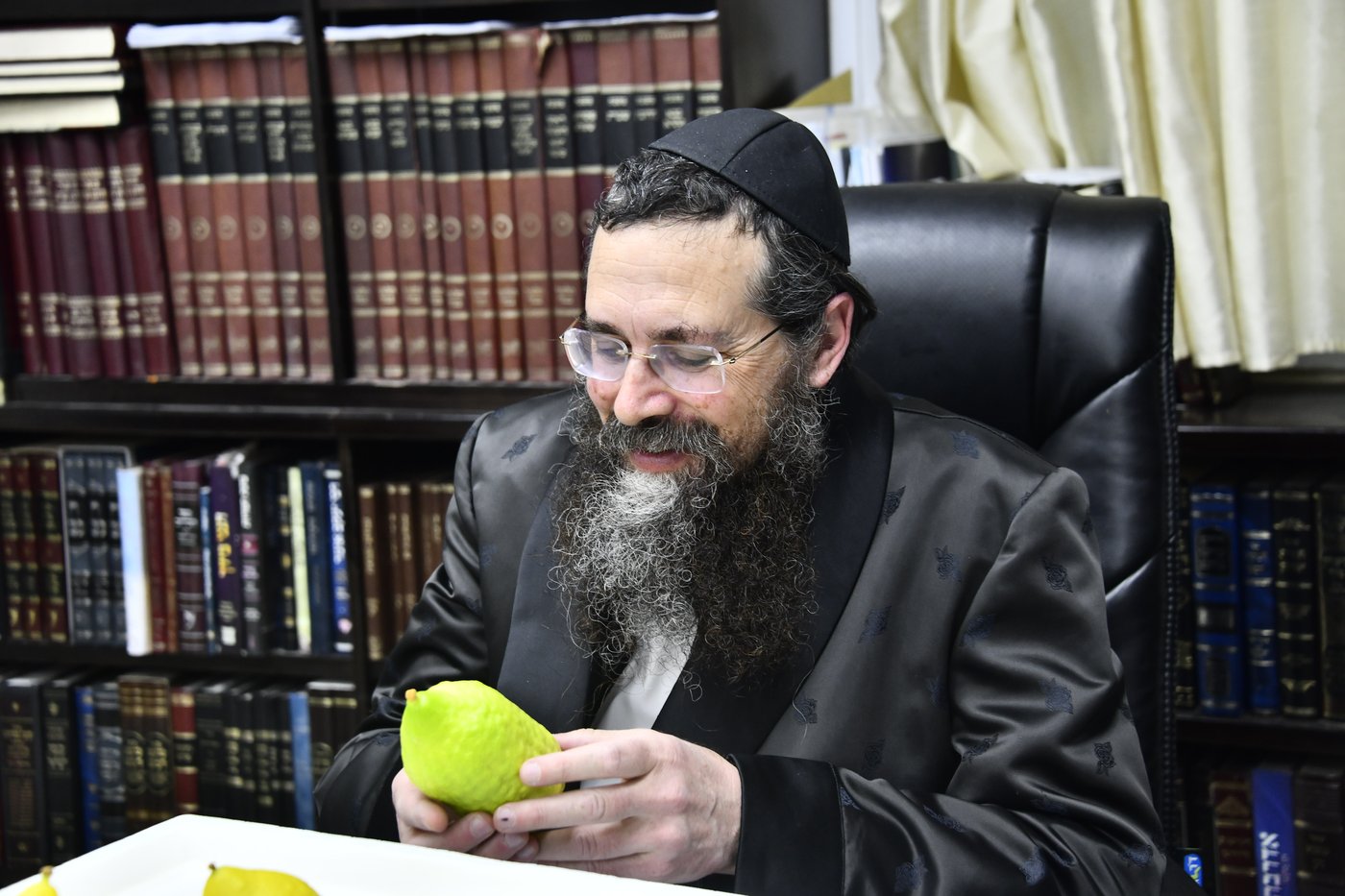 הגאון רבי אליעזר יהודה פינקל בבדיקת אתרוג