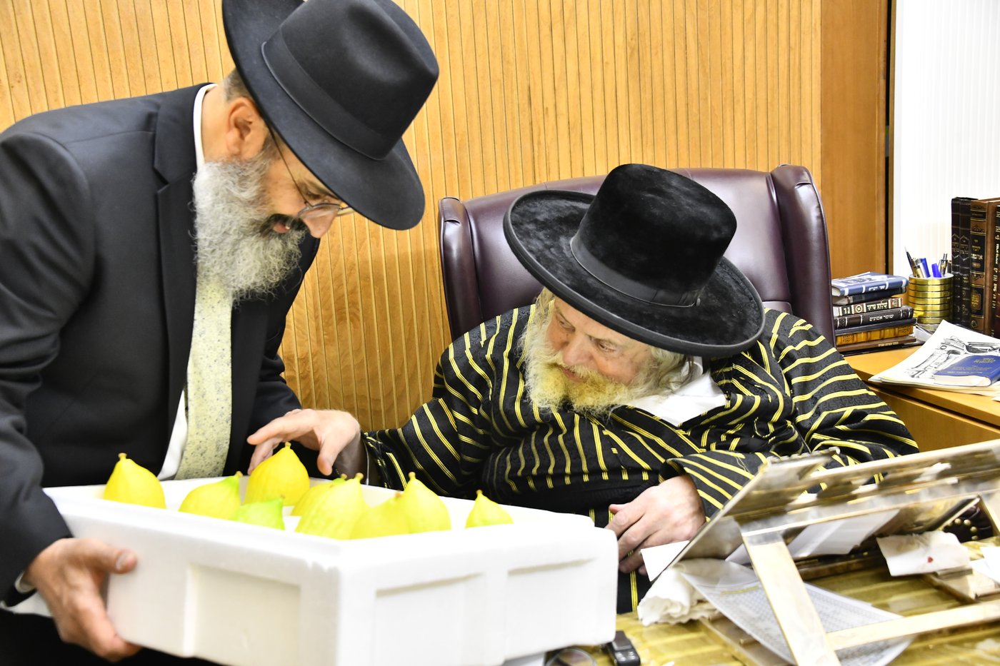 האדמו"ר מתולדות אברהם יצחק בודק אתרוגים