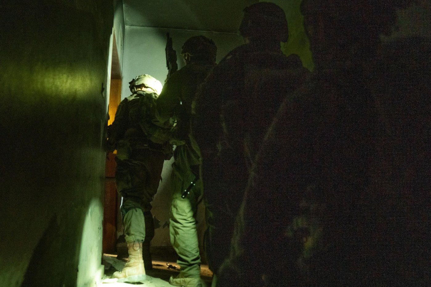 הלוחמים מחסלים מחבלים בשטח; חיל האוויר תוקף מטרות טרור