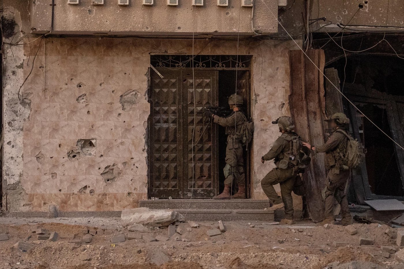 הלוחמים מחסלים מחבלים בשטח; חיל האוויר תוקף מטרות טרור