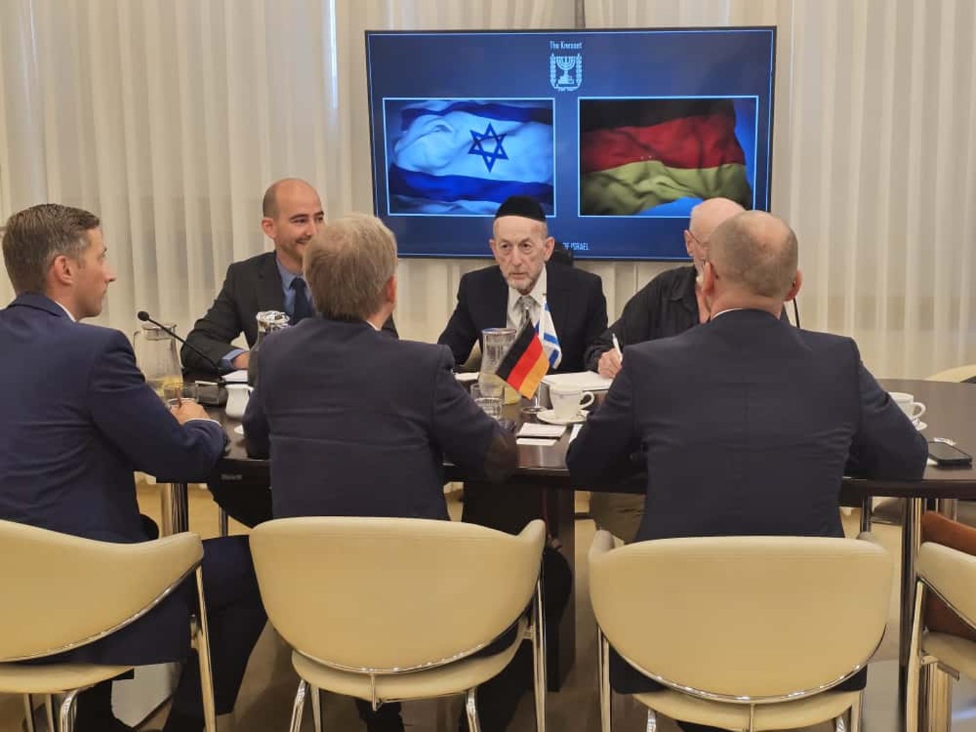 מקלב עם הבכיר הגרמני