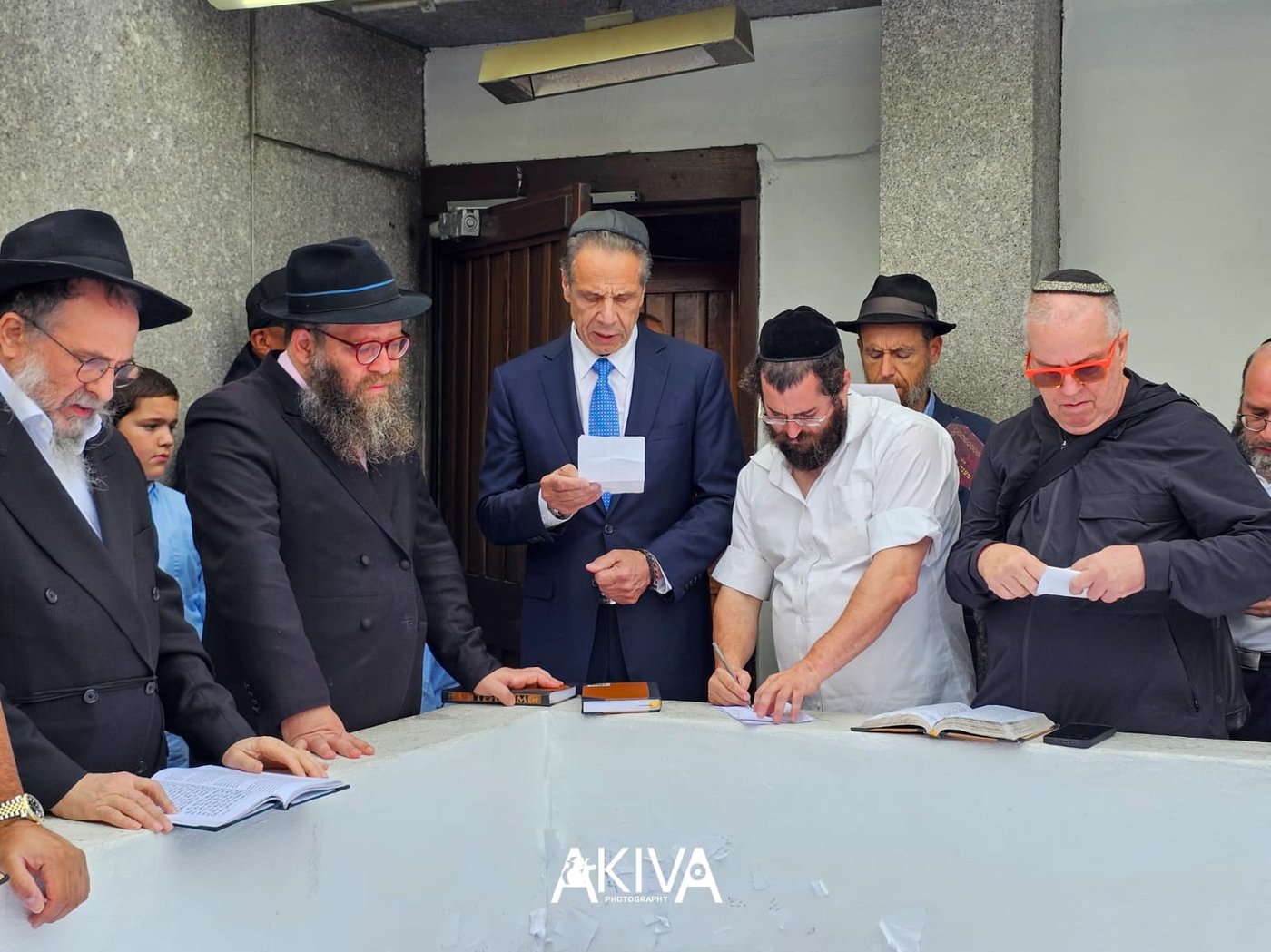 קאומו נושא תפילה בציון הרבי מליובאוויטש, החודש