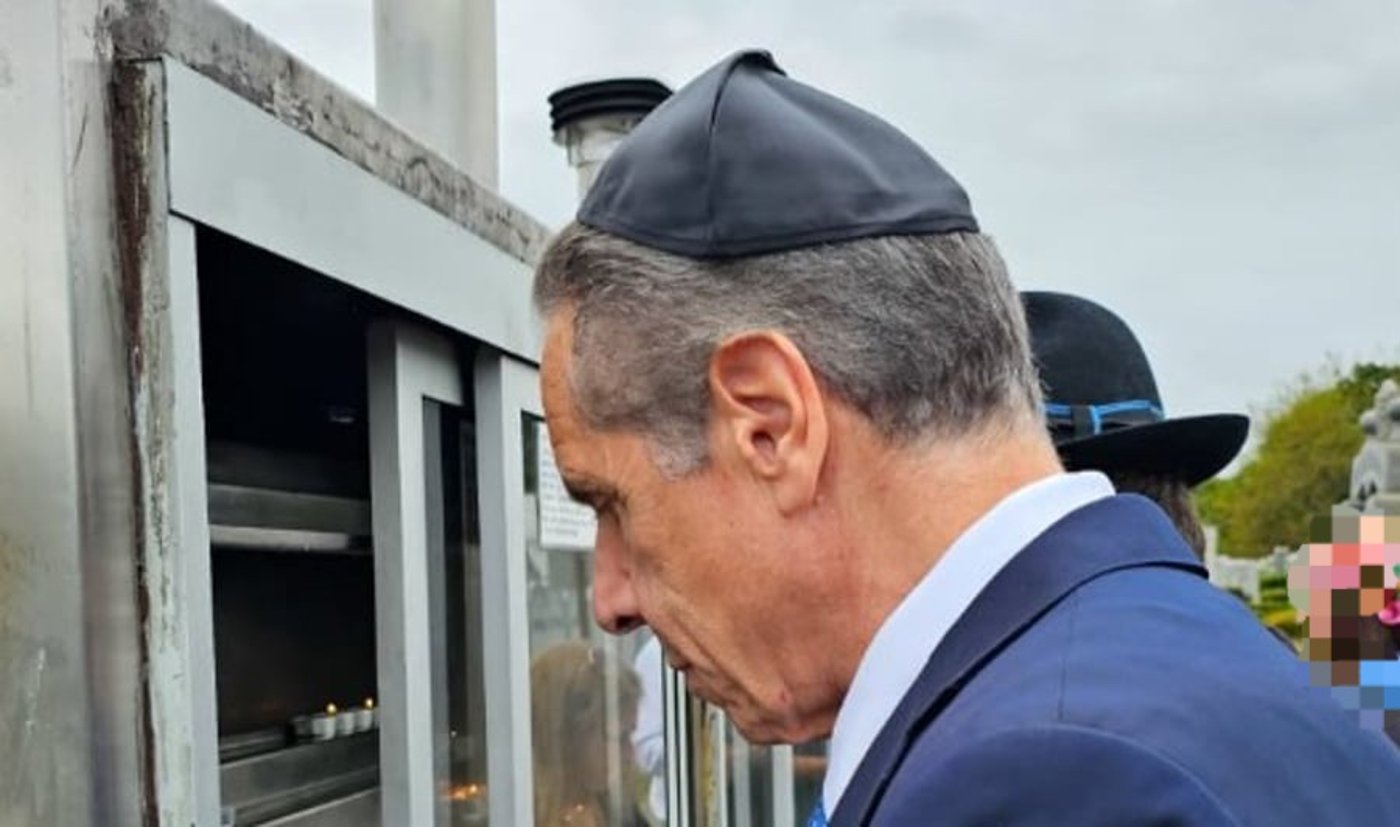 קאומו, חבוש כיפה, בכניסתו לציון הרבי מחב"ד לאחרונה