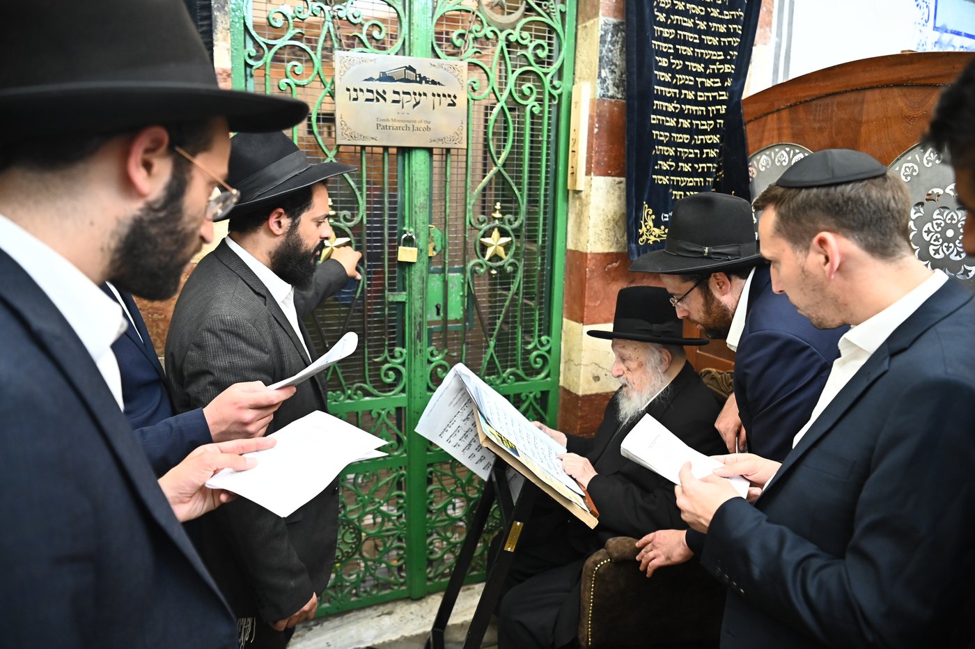 הגרב"ד פוברסקי בתפילה במערת המכפלה בחברון
