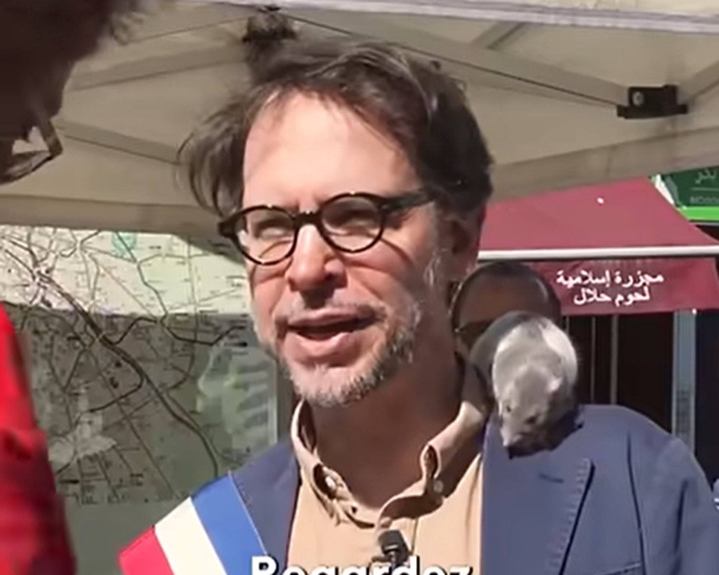 גרגורי מורו, סגן ראש העיר  עם העכבר על כתפו