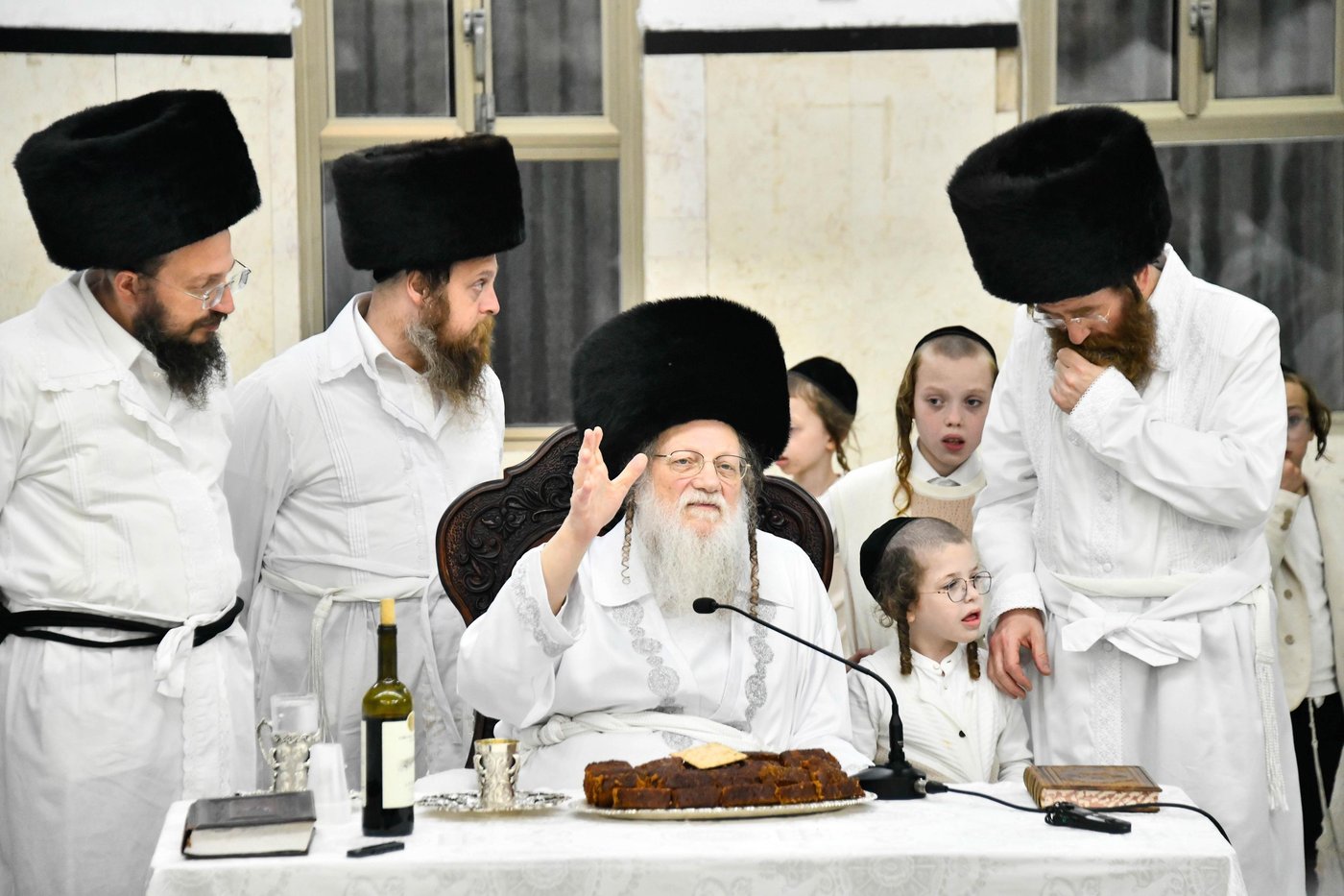 מוצאי יום כיפור בחצה"ק מודז'יץ