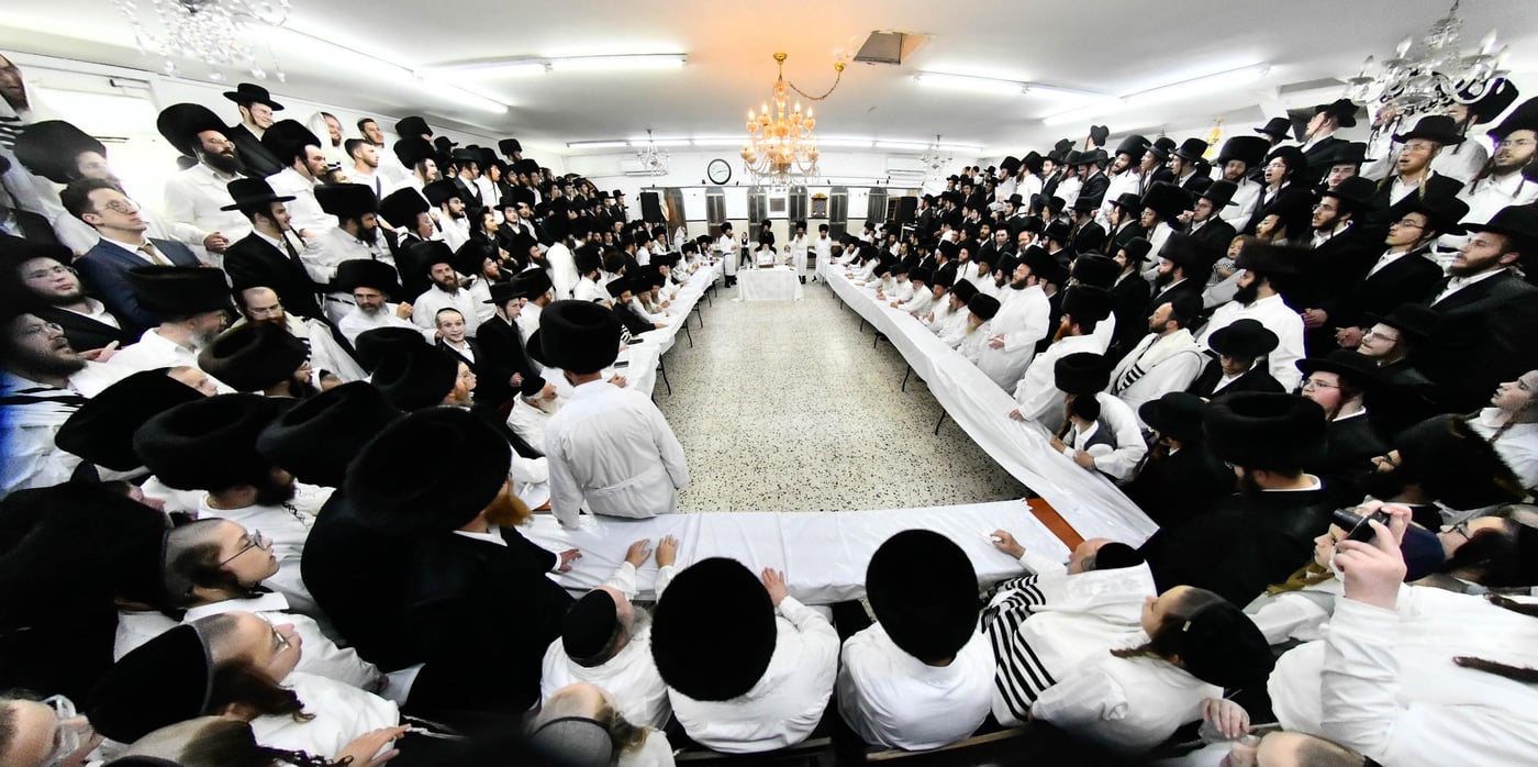 מוצאי יום כיפור בחצה"ק מודז'יץ