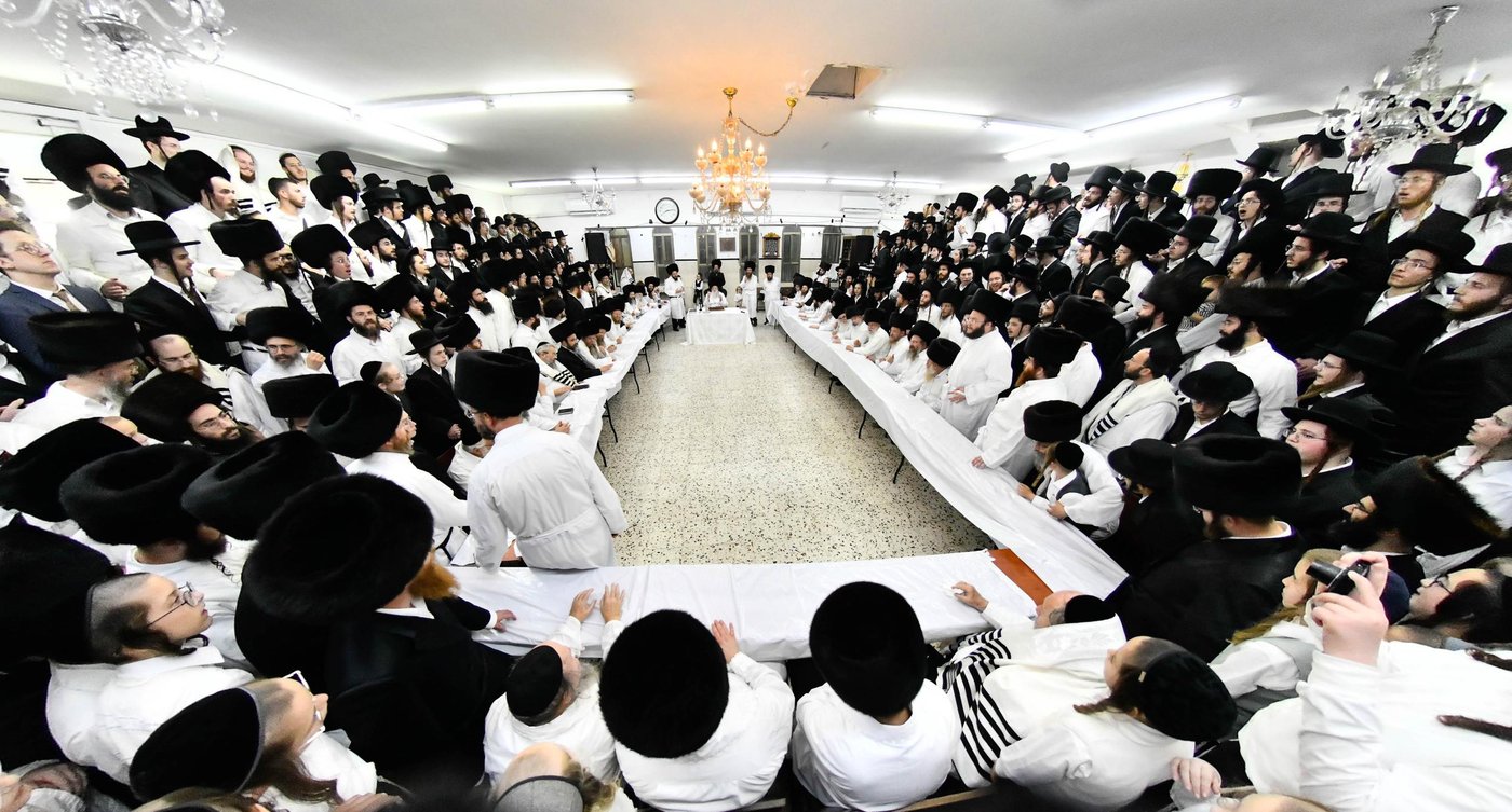 מוצאי יום כיפור בחצה"ק מודז'יץ