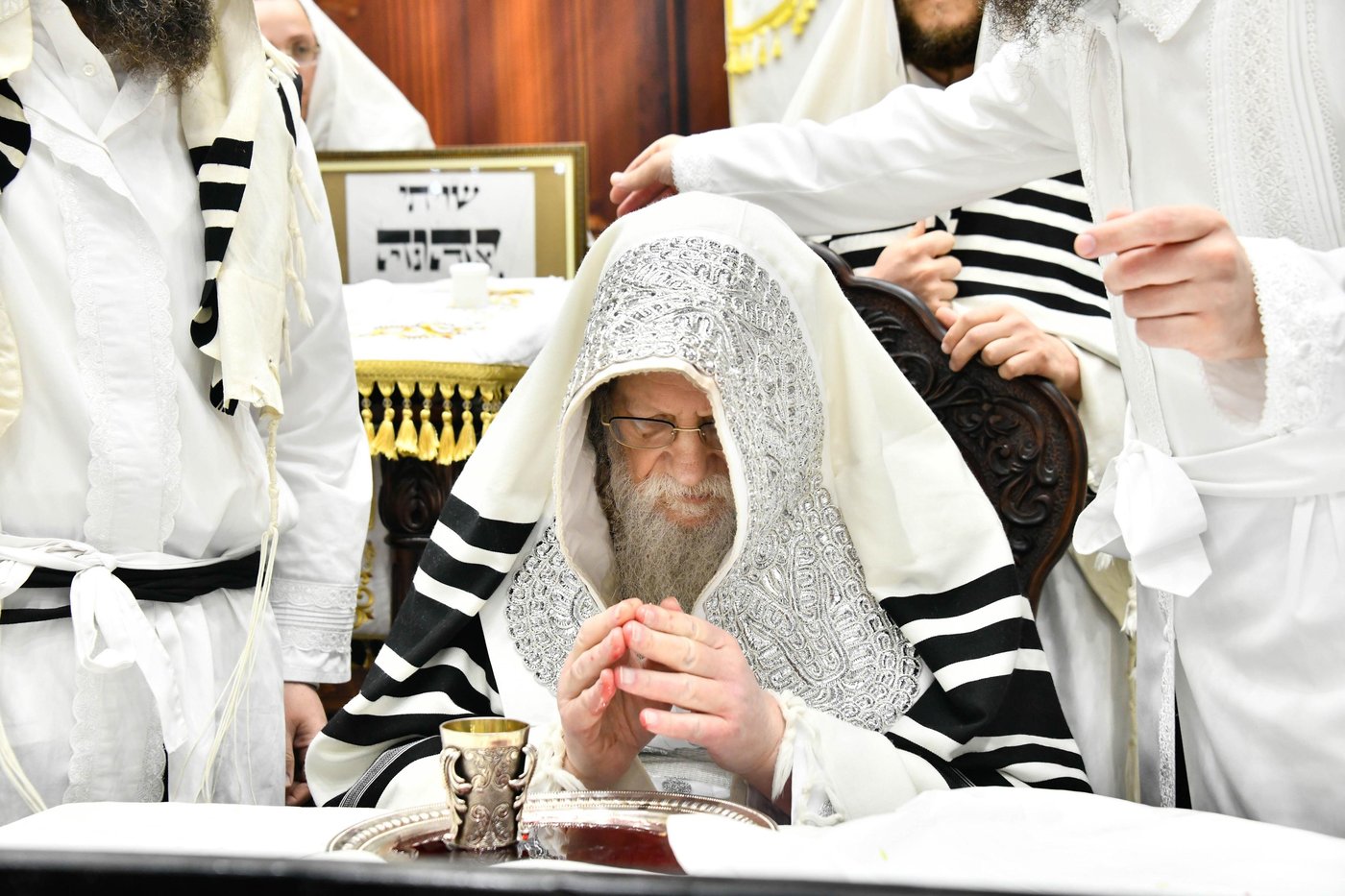 מוצאי יום כיפור בחצה"ק מודז'יץ