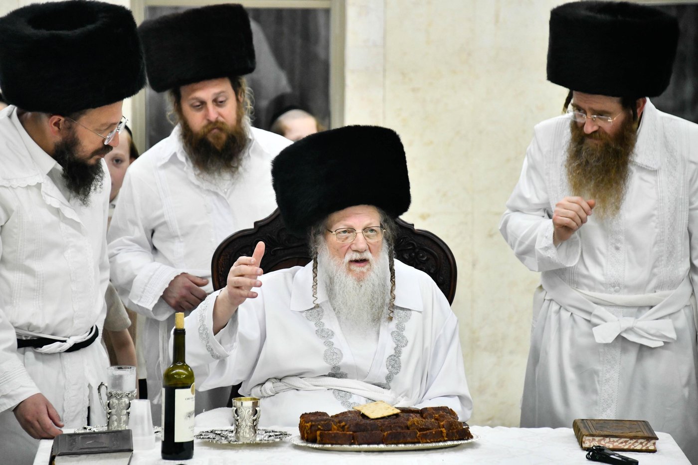 מוצאי יום כיפור בחצה"ק מודז'יץ