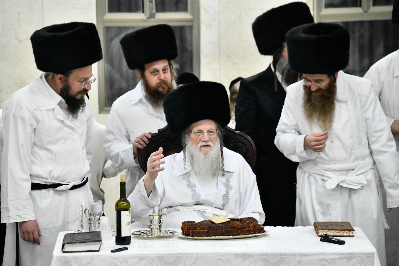 מוצאי יום כיפור בחצה"ק מודז'יץ