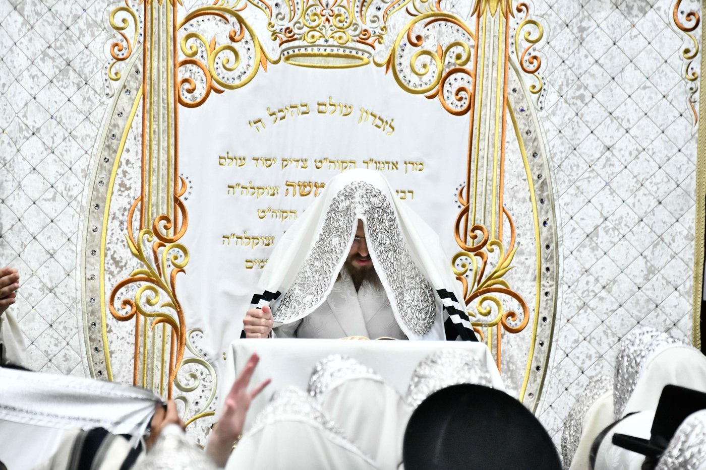 מוצאי יום כיפור בחצה"ק סאדיגורה