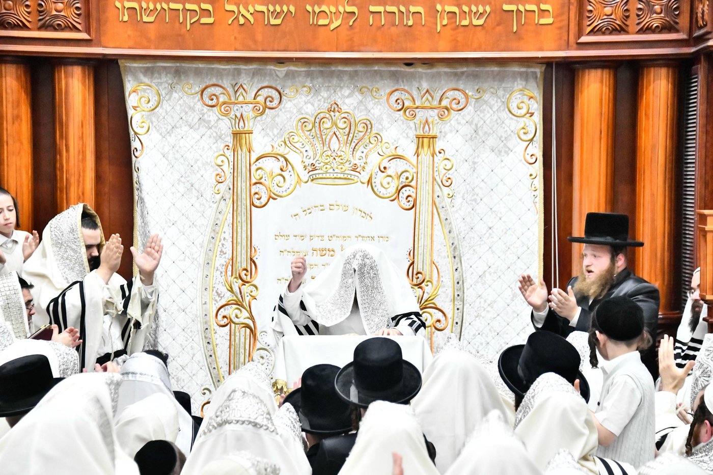 מוצאי יום כיפור בחצה"ק סאדיגורה