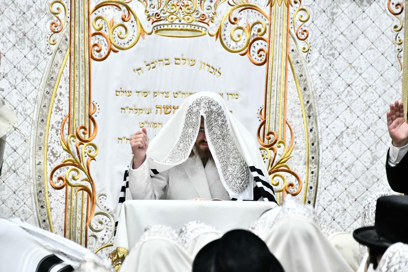 מוצאי יום כיפור בחצה"ק סאדיגורה