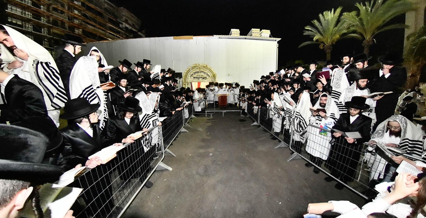 מוצאי יום כיפור בחצה"ק סאדיגורה