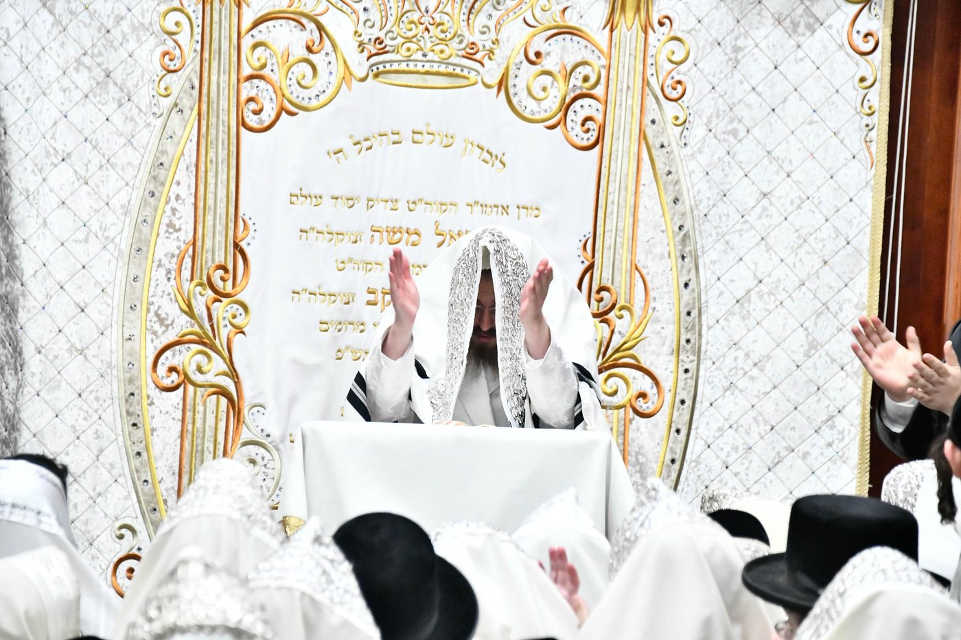 מוצאי יום כיפור בחצה"ק סאדיגורה