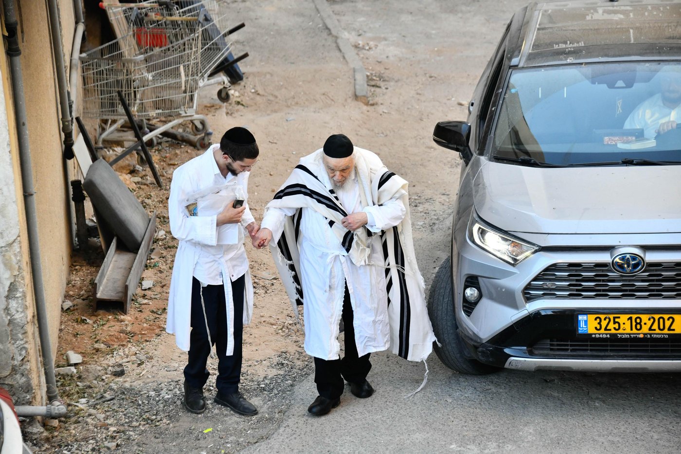 הגרמ"ה הירש בדרכו ערב יום כיפור לתפילת כל נדרי