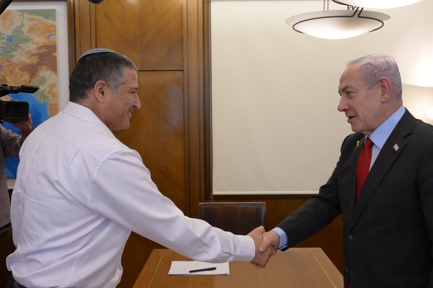 כבר לא במושב האחורי: נתניהו וראש השב"כ הטרי נפגשו | צפו 