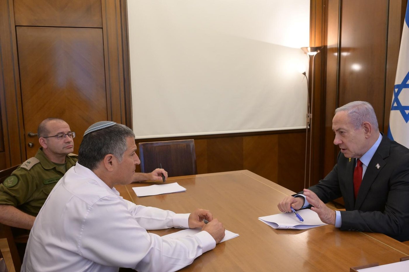 כבר לא במושב האחורי: נתניהו וראש השב"כ הטרי נפגשו | צפו 