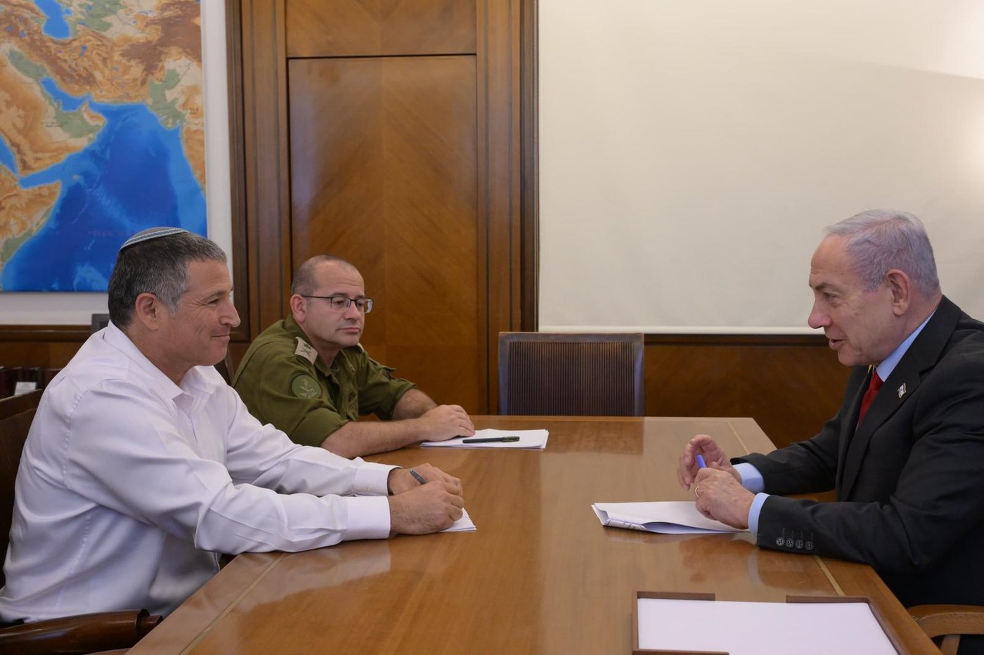 כבר לא במושב האחורי: נתניהו וראש השב"כ הטרי נפגשו | צפו 
