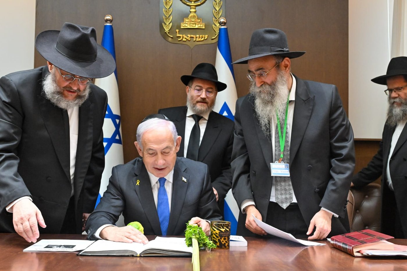 נתניהו קיבל סט ארבעת המינים מחב"ד וקרא בהתרגשות פרק תהילים להצלחת עם ישראל