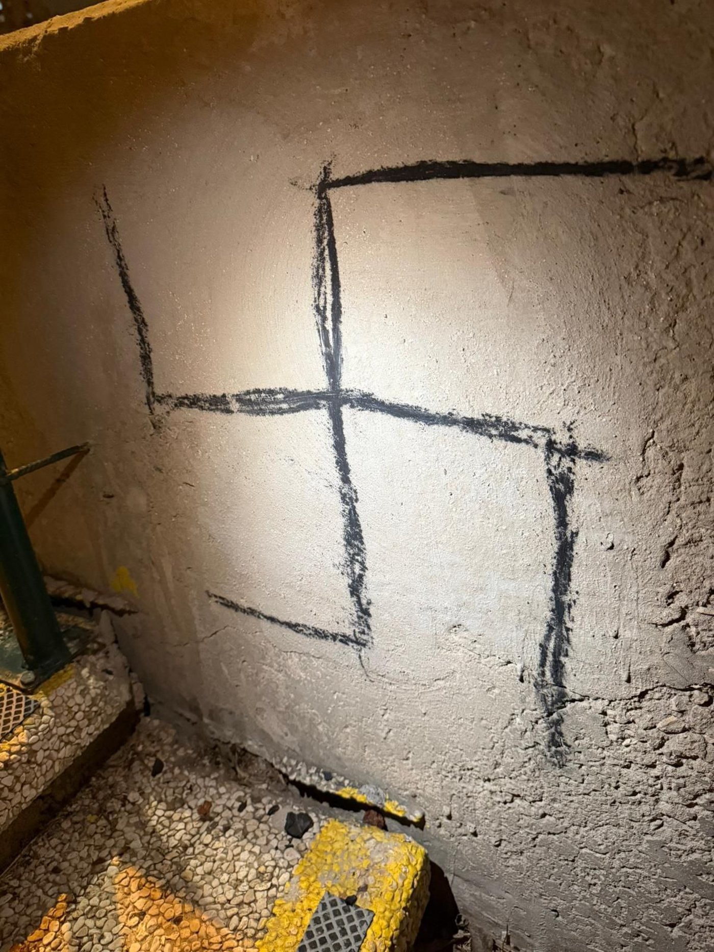 תושב חיפה נתפס: ריסס עשרות צלבי קרס על קירות מבנים בעיר ובסביבה