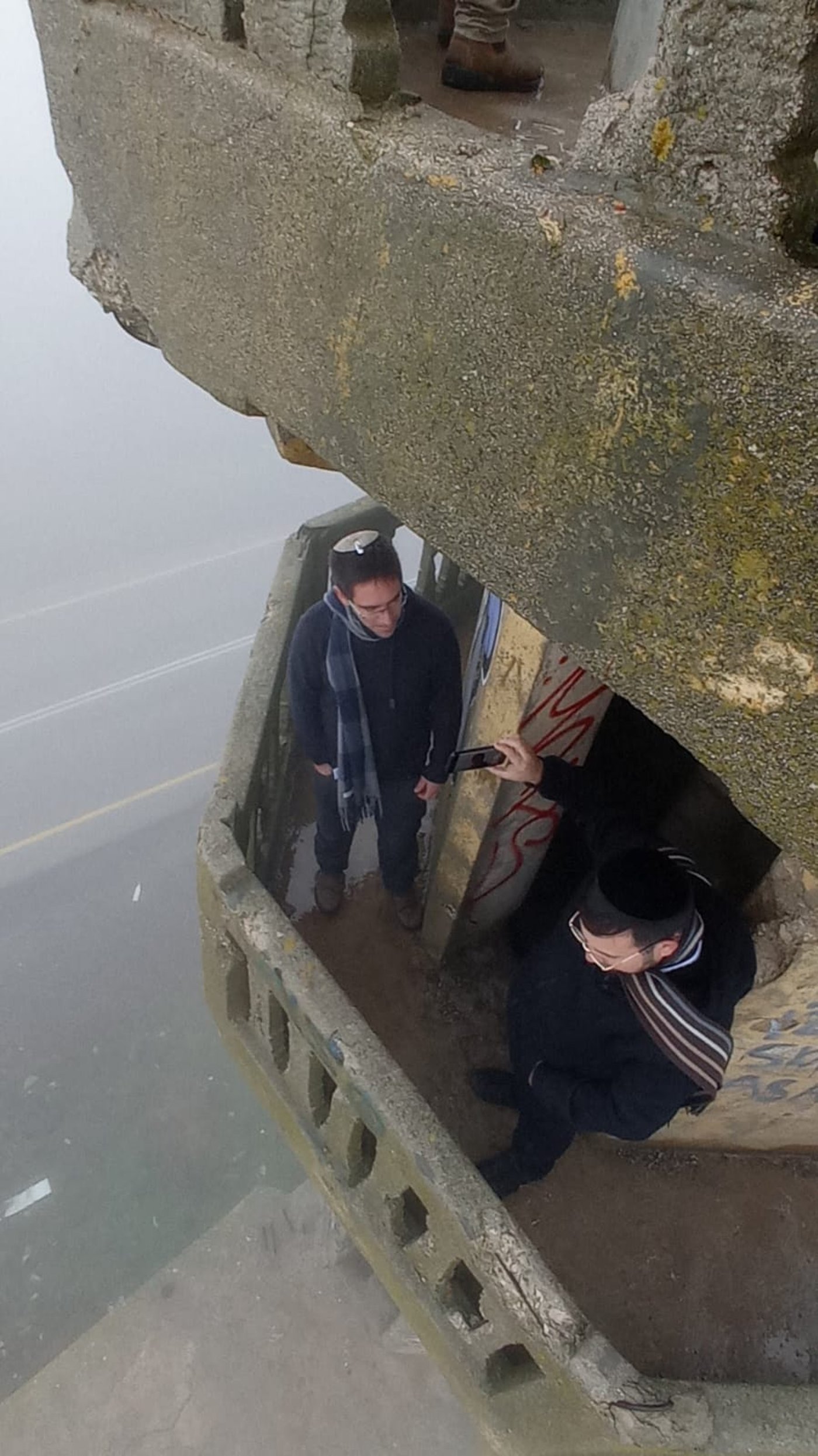 כותב השורות מראיין את ליבנה ע"ה במִינָרֵט של המסגד הנטוש בכפר הצ'רקסי אלחֻ'שניה