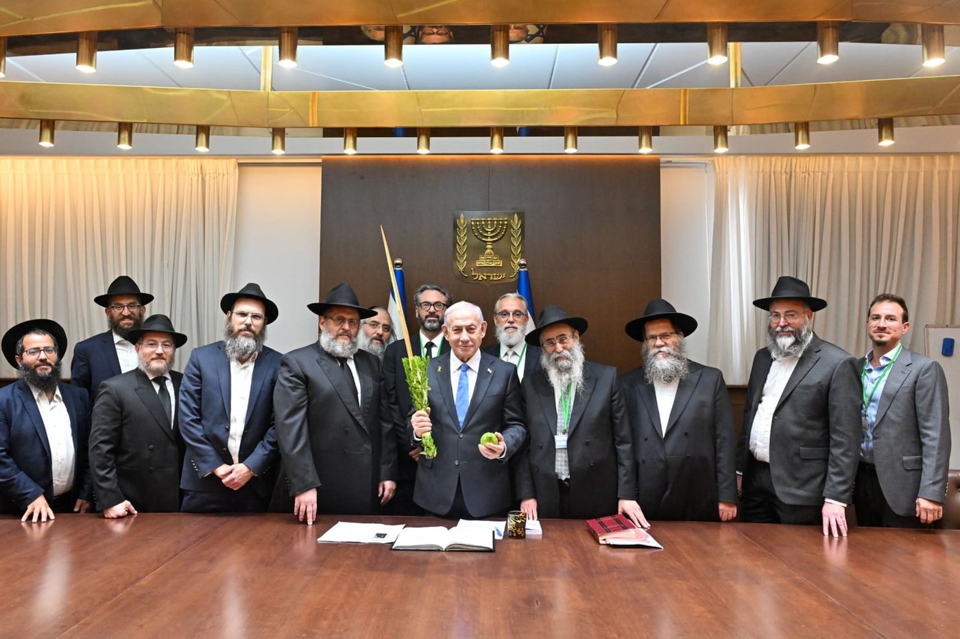 נתניהו קיבל סט ארבעת המינים מחב"ד וקרא בהתרגשות פרק תהילים להצלחת עם ישראל