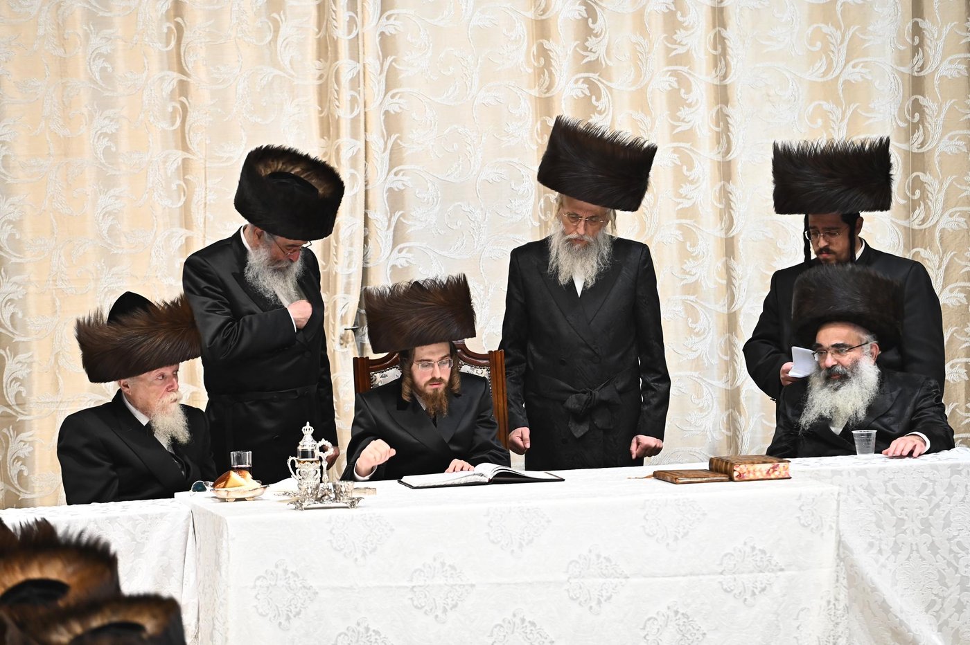 האדמו"ר מסאדיגורה בטיש חוה"מ סוכות