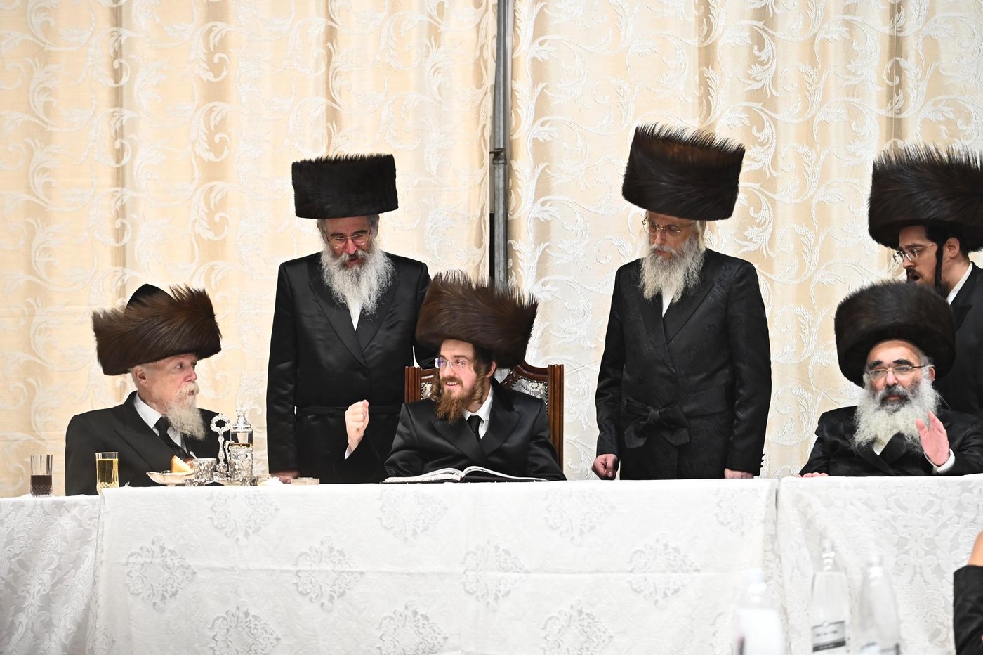 האדמו"ר מסאדיגורה בטיש חוה"מ סוכות