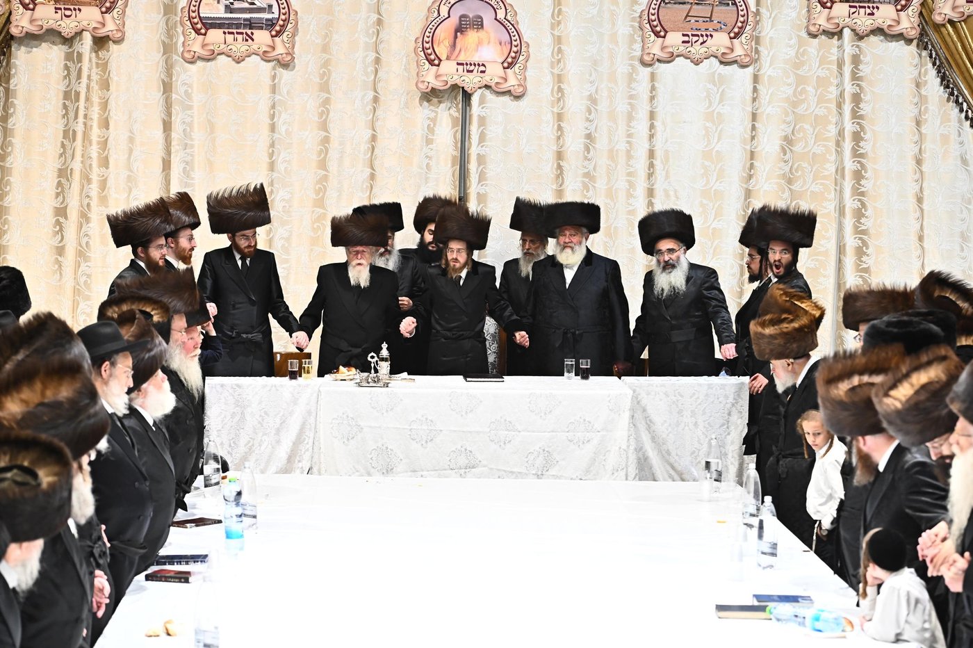 האדמו"ר מסאדיגורה בטיש חוה"מ סוכות