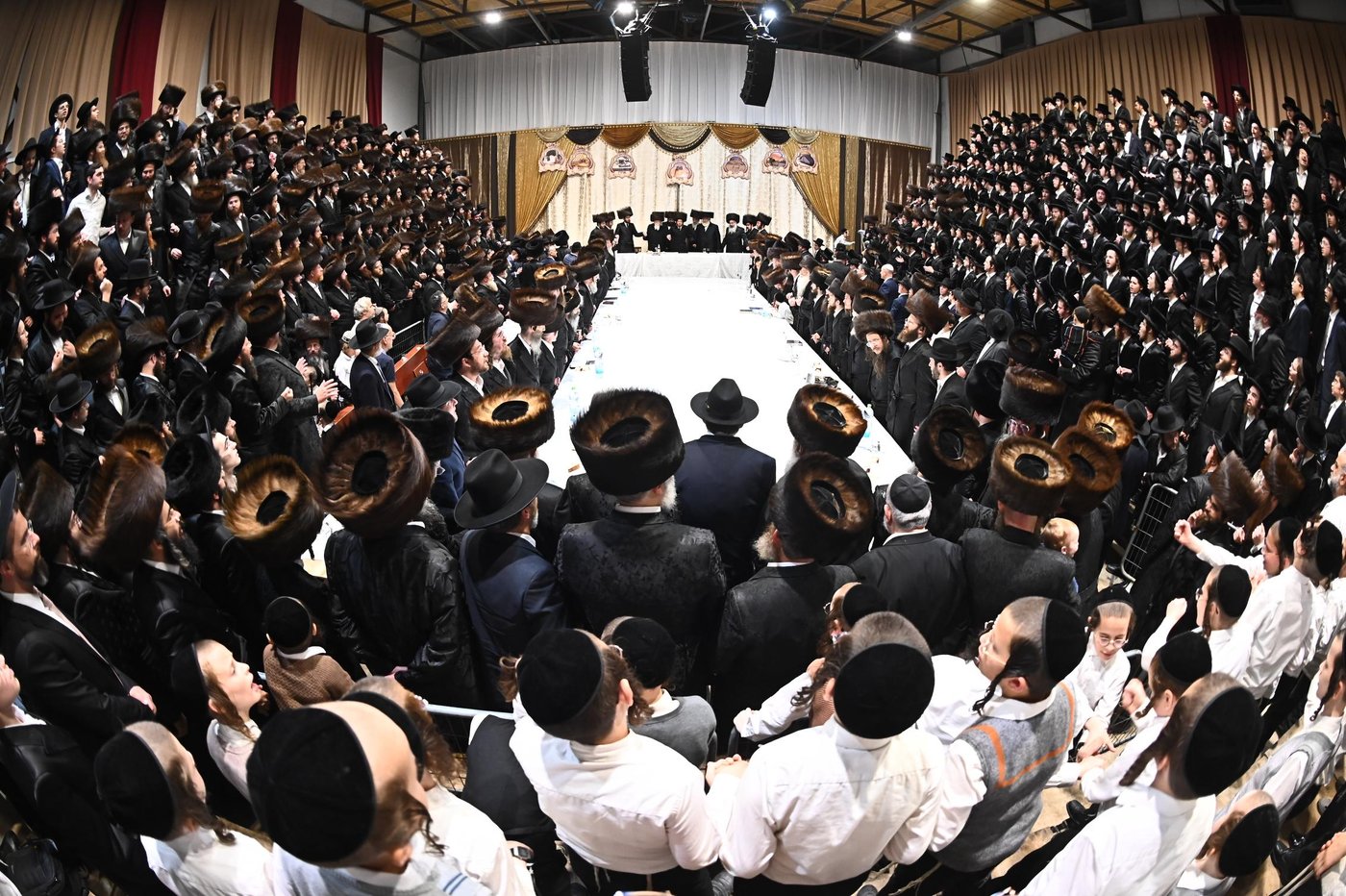 האדמו"ר מסאדיגורה בטיש חוה"מ סוכות
