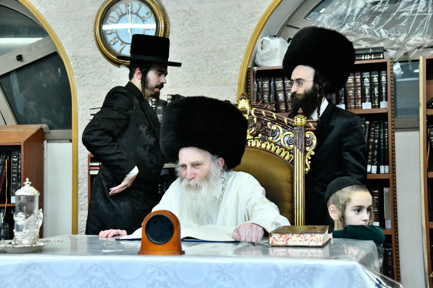 טיש חוה"מ סוכות אצל הגרי"מ מורגנשטרן