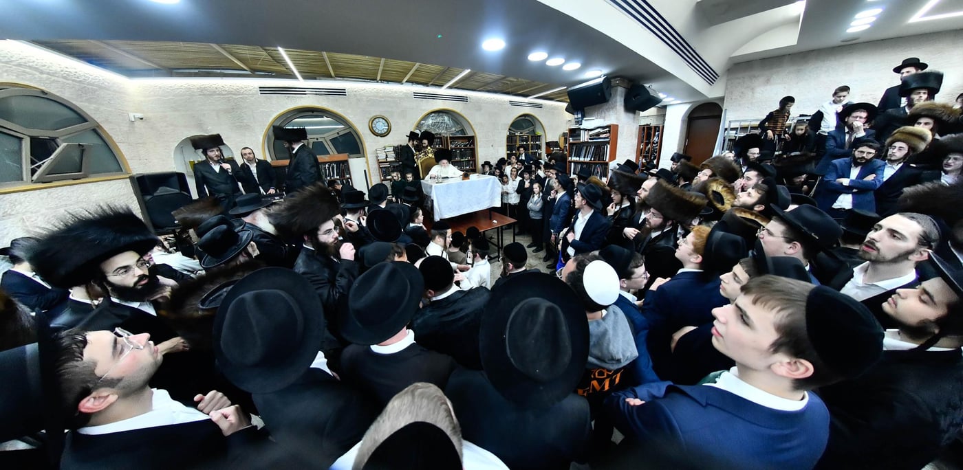 טיש חוה"מ סוכות אצל הגרי"מ מורגנשטרן