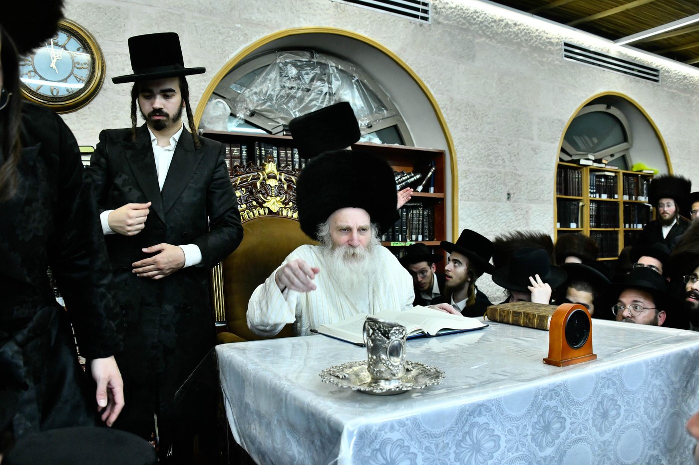 טיש חוה"מ סוכות אצל הגרי"מ מורגנשטרן