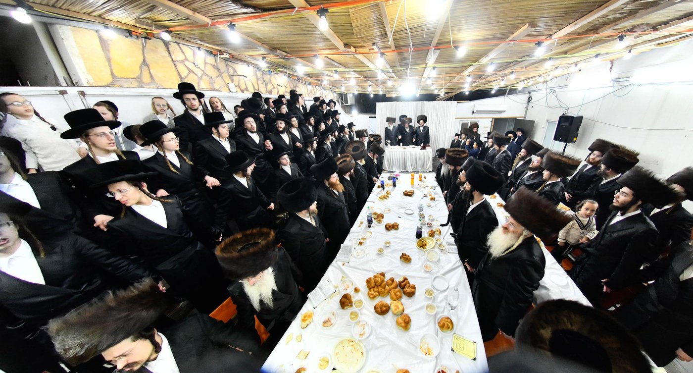 טיש חוה"מ סוכות בחצה"ק זוועהיל