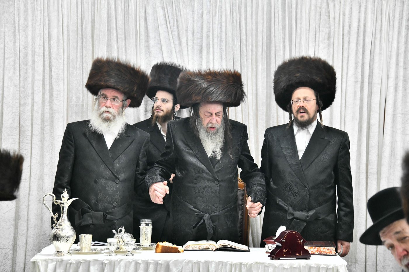 טיש חוה"מ סוכות בחצה"ק זוועהיל