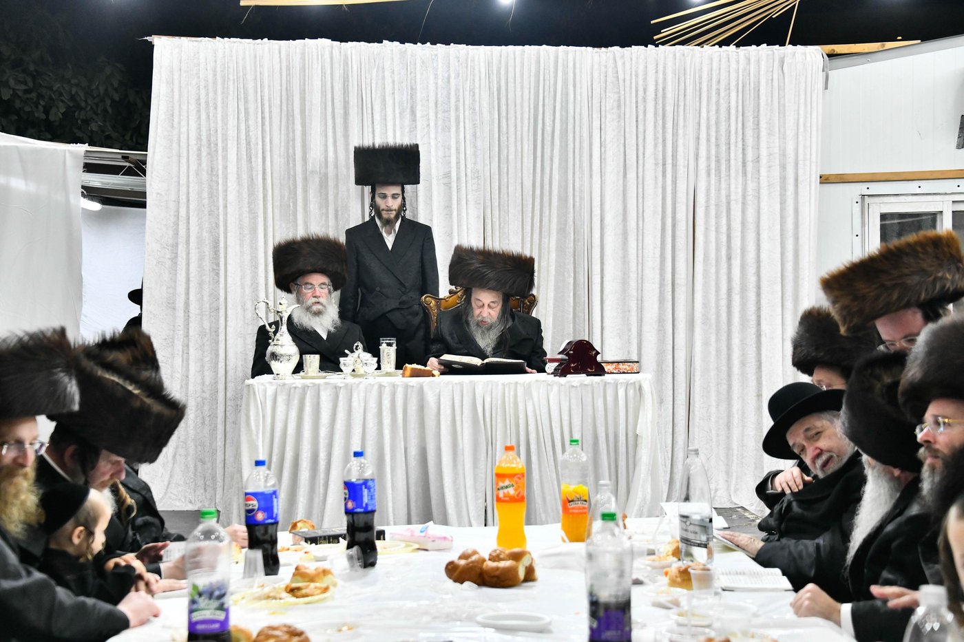 טיש חוה"מ סוכות בחצה"ק זוועהיל