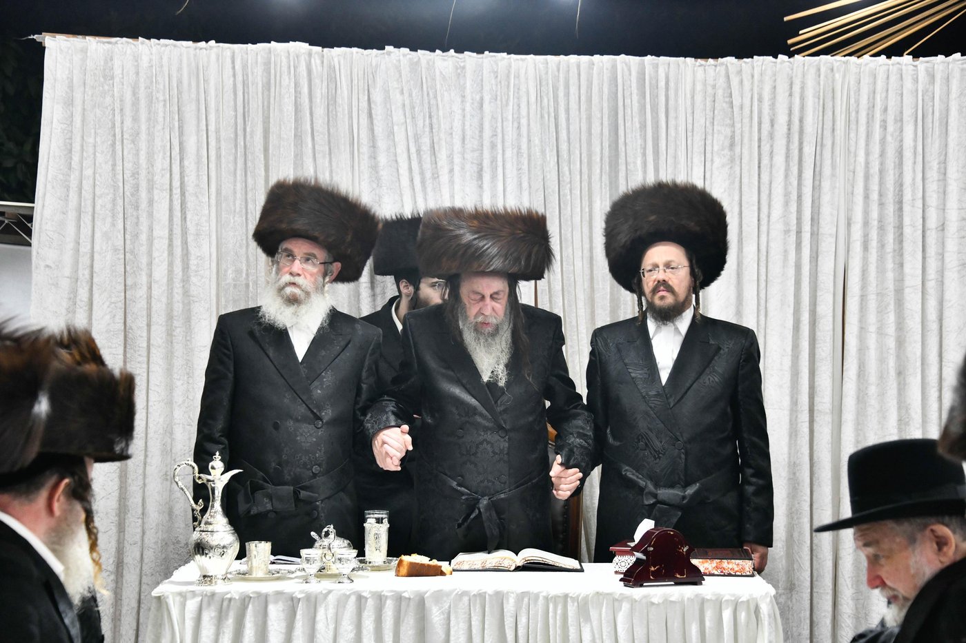 טיש חוה"מ סוכות בחצה"ק זוועהיל