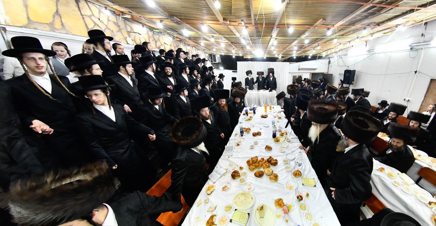 טיש חוה"מ סוכות בחצה"ק זוועהיל