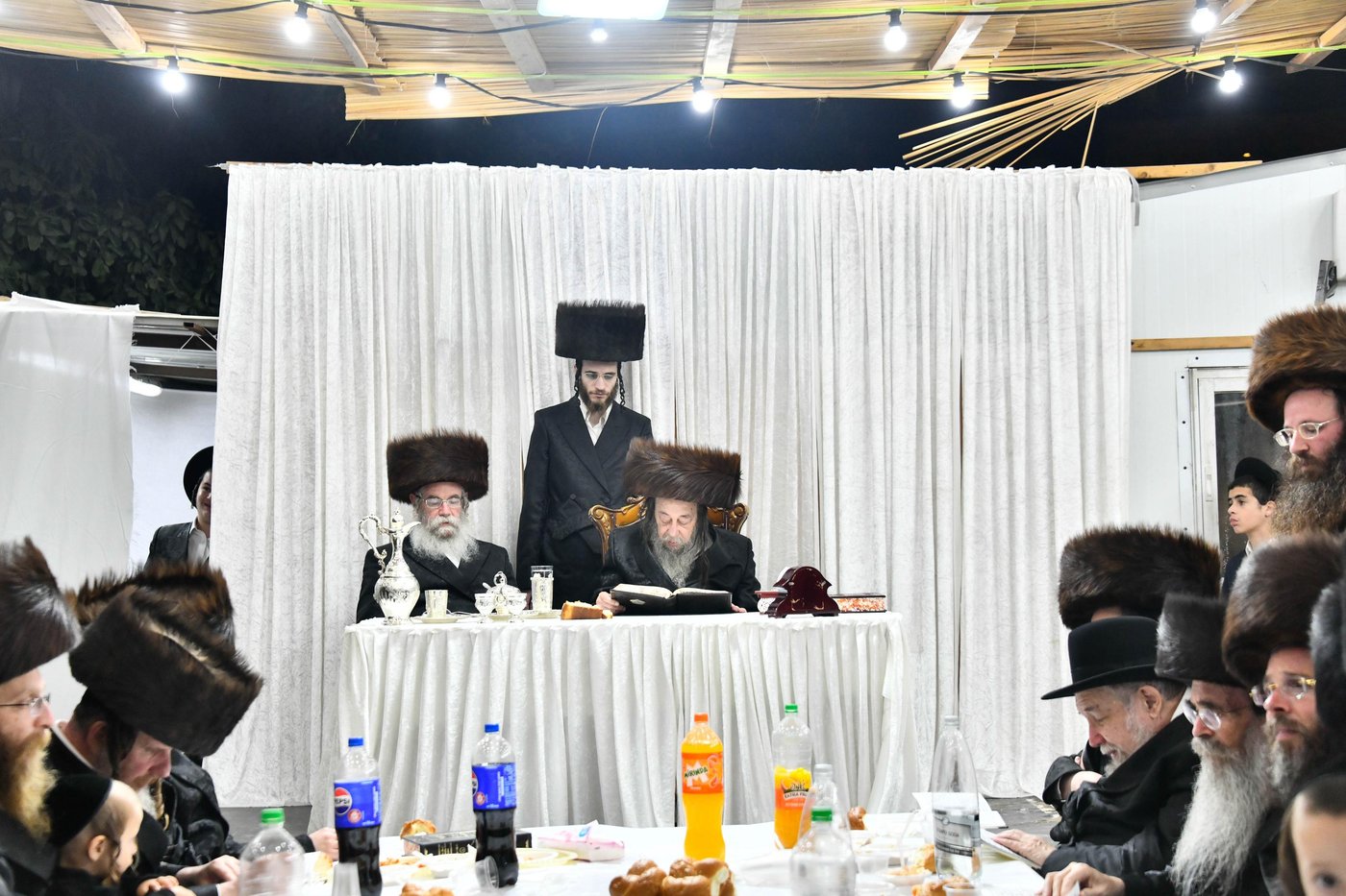 טיש חוה"מ סוכות בחצה"ק זוועהיל