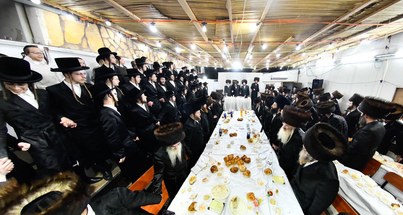 טיש חוה"מ סוכות בחצה"ק זוועהיל