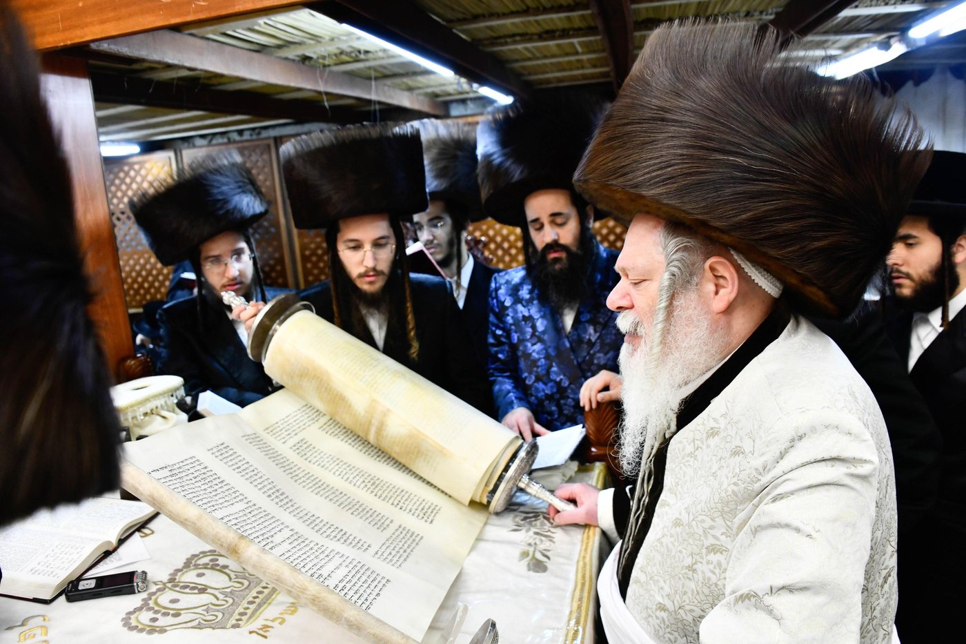 האדמו"ר מפרמישלאן בקריאת משנה תורה