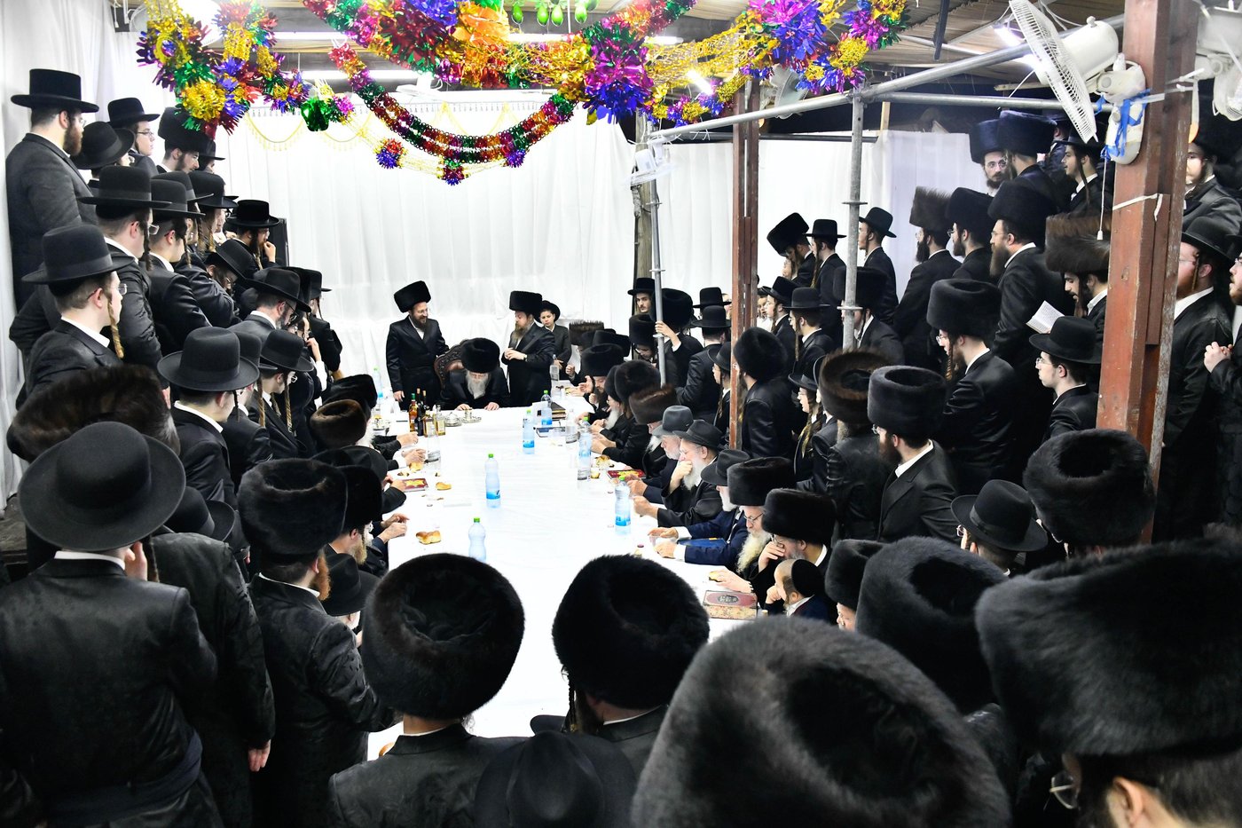 טיש הושענא רבה בחצה"ק מודז'יץ