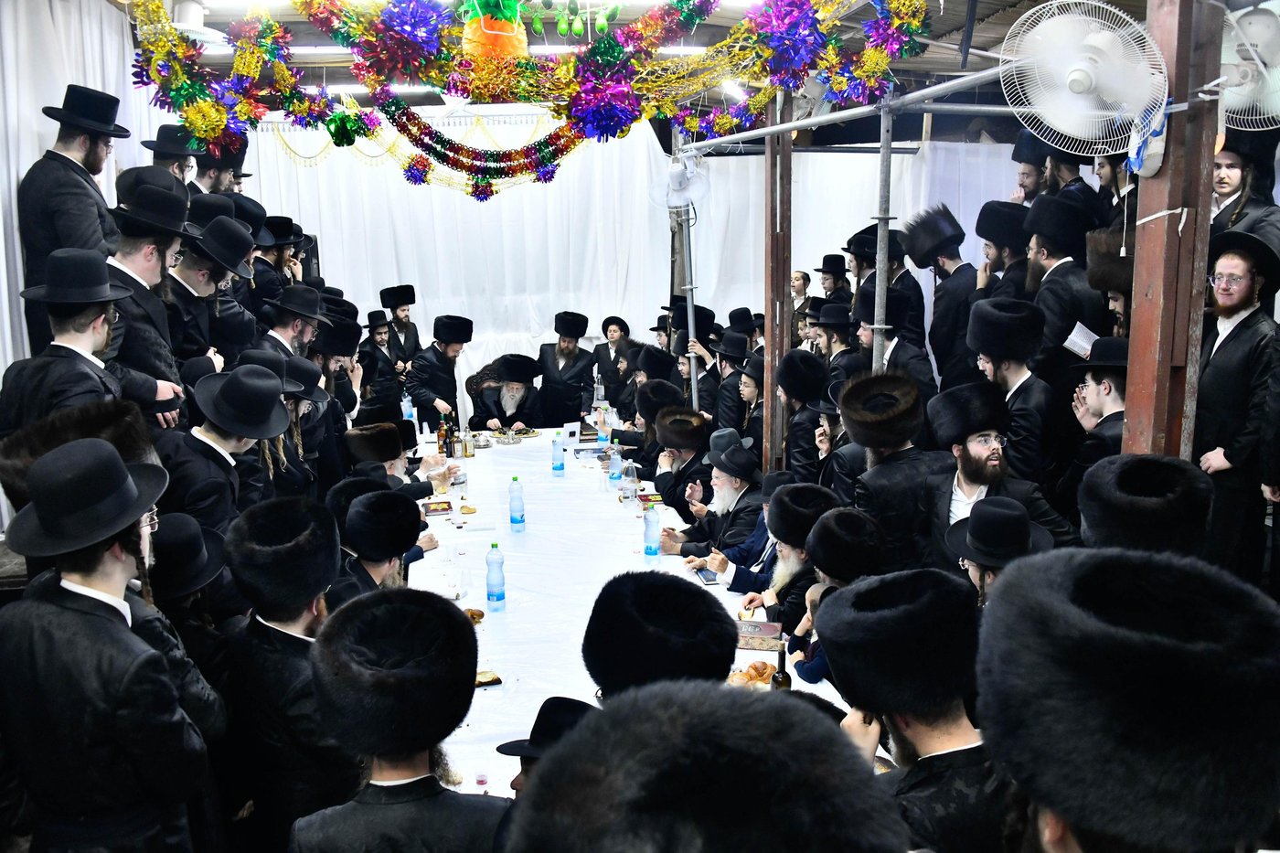 טיש הושענא רבה בחצה"ק מודז'יץ