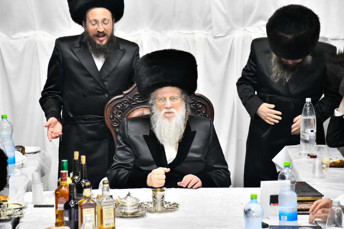 טיש הושענא רבה בחצה"ק מודז'יץ