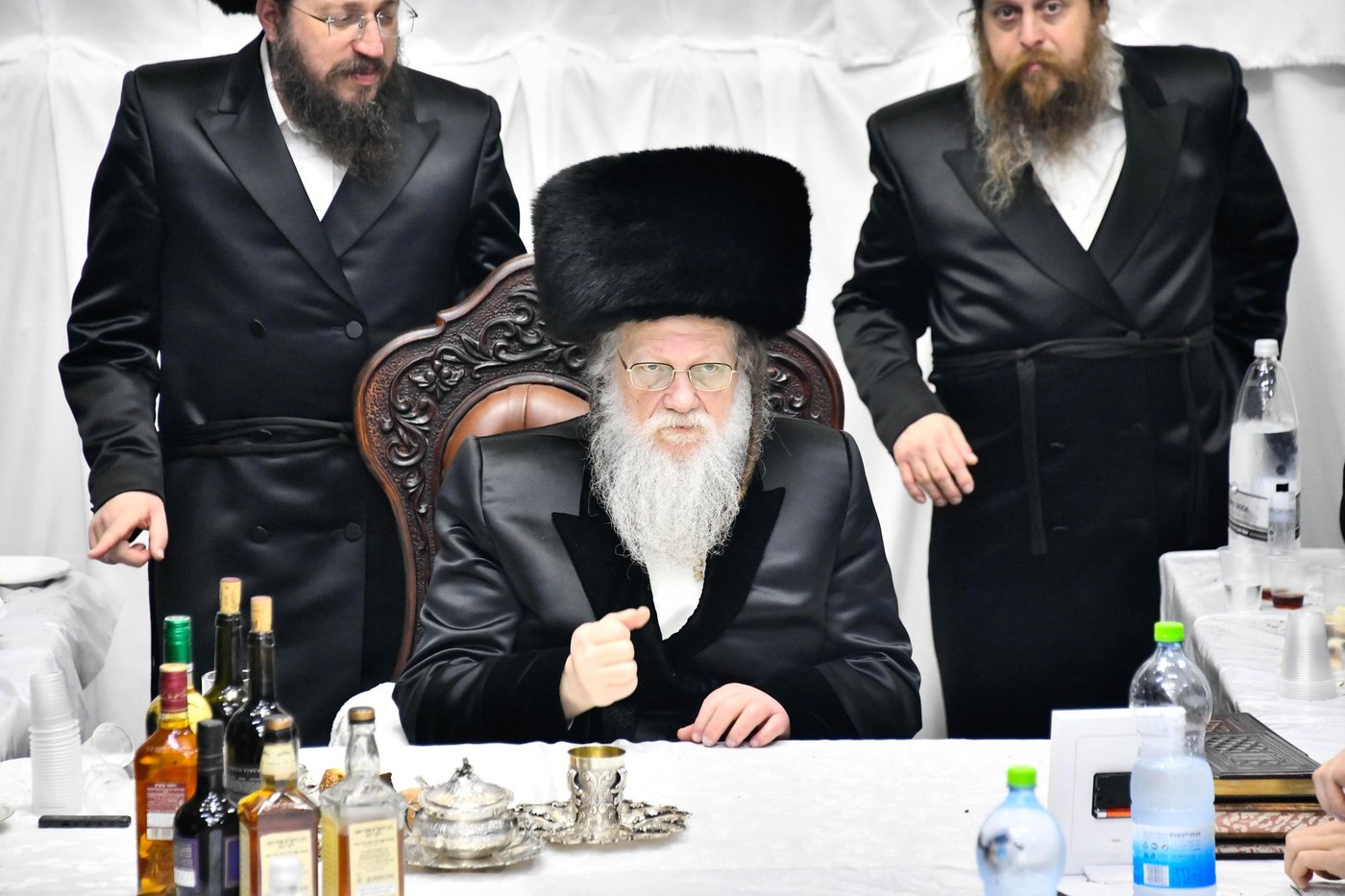 טיש הושענא רבה בחצה"ק מודז'יץ